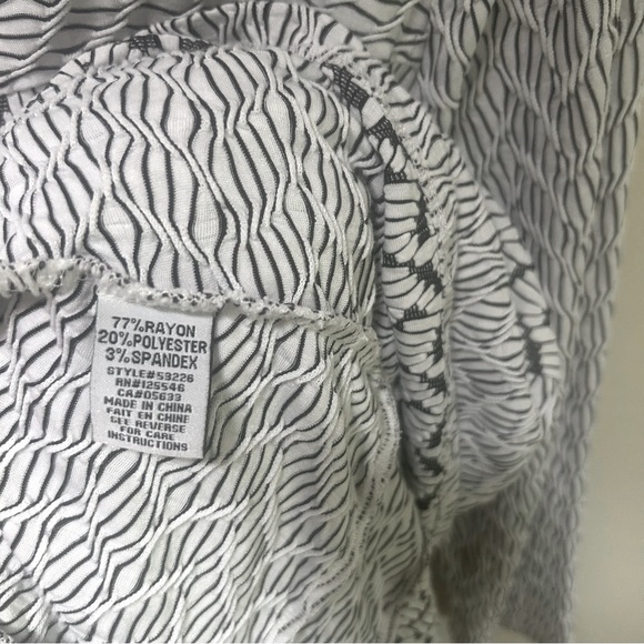 Habitat ~ Patterned Textured White Black Stretch Tunic in size Medium - Picture 4 of 9